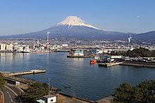 田子の浦港と富士山（静岡県富士市）