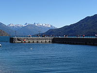 Nuevo muelle del lago (de fondo, el Cerro Tres Picos)