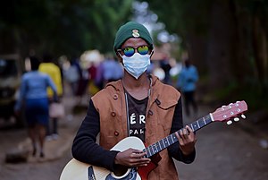 Ein junger Musiker ist während der COVID-19-Pandemie unterwegs