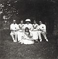 Nicola II, tre figlie (Tatiana, Anastasia e Maria) e due amici mentre giocano a tennis, 1914 circa.