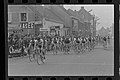 Het peloton komt over de meet in Kemzeke tijdens de Omloop van het Waasland 1972. (collectie KOERS. Museum van de Wielersport).