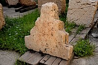 Један од неуписаних заобљених камених блокова са куле Паикули у Нарсеху. Музеј Сулејманија
