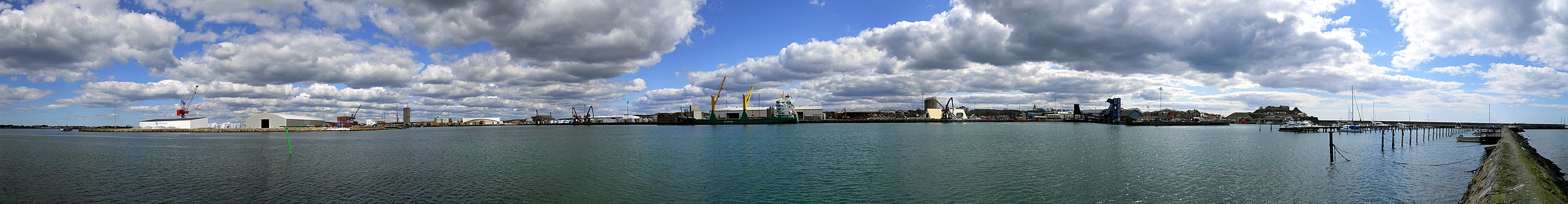 Panorama över Varbergs hamn.