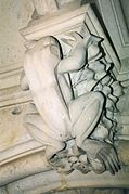 Chapiteau sur thème du Roman de Renart dans la cour intérieure, créée par Viollet-le-Duc.