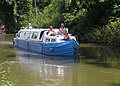 Coche de plaisance sur le canal Kennet et Avon près du pont-canal de Dundas, Wiltshire, Angleterre