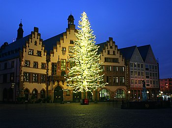 Rozsvícený vánoční strom před radnicí Römer ve Frankfurtu nad Mohanem (snímek v režimu bulb)