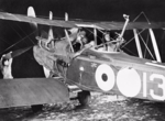 R.E.8 der australischen No 69 Squadron, RFC, bei der Vorbereitung auf einen Nachtbombeneinsatz am 22. Oktober 1917 in Savy bei Arras