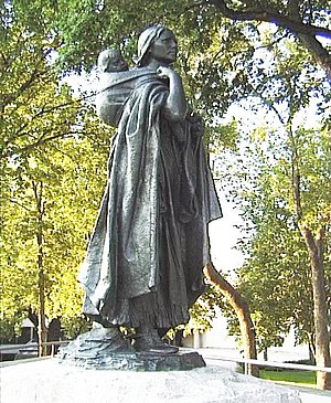 {{w|Sacagawea}} statue by Leonard Crunelle. Bi...