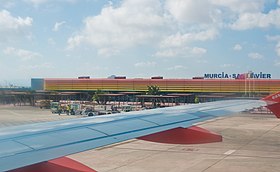 Vue du terminal de l'aéroport depuis un Airbus A319 de EasyJet.