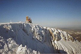 Schneegruben und Sender auf dem Vysoká pláň im Winter