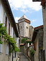 Une ruelle de Saint-Betrand-de-Comminges, avec le clocher-tour de la cathédrale