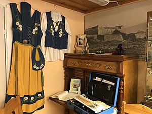 Sverigedräkter från 1985 utställda i Strykjärnsmuseum i Malmköpings lokaler, där Sverigedräkter HB tillverkade sverigedräkter 1984-2009.