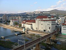 Muko-gawa et le Grand Théâtre de Takarazuka à Takarazuka