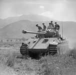 イタリアで鹵獲されたパンターを研究するイギリス軍将校 1944年6月2日