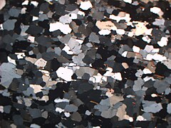 Tanak presek kvarcita iz Salangena, Južni Troms, Norveška, pokazuje izdužene kristale povezane sa režimima visokih naprezanja