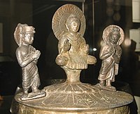 127年のカニシカ王の舎利容器。左からブラフマー、釈迦、インドラ