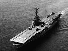 USS Lake Champlain (CVS-39) на ходу в феврале 1965 года (USN 1114106) .jpg
