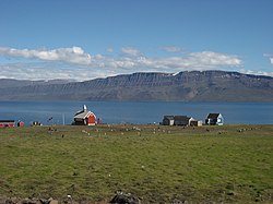Der Heliport von Upernavik Kujalleq mit der Kirche im Hintergrund (2007)