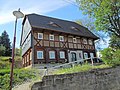 Wohnhaus (Umgebinde) und Stützmauern aus Sandstein