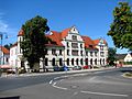 Gasthof (Nr. 2) mit rückwärtigem Ballsaal sowie Nebengebäude (ehemaliges Kutscherhaus, Nr. 2a), Zentralgasthof Weinböhla