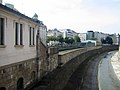 Die an den Wienfluss angrenzende Station macht wie dieser einen leichten Bogen