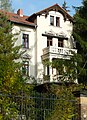 Villa und Stützmauer