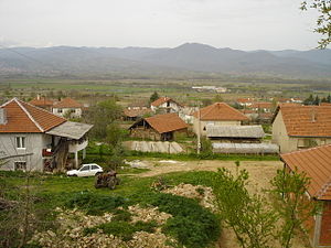 Глетка на дел од Сулдурци со врвот Готен на планината Плачковица во далечината