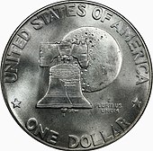 Pièce de monnaie sur laquelle se trouve une cloche, devant la Lune, et les inscriptions 1 Dollar, United States of America et E Pluribus Unum.