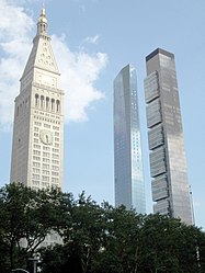 A Madison Square Park fölé emelkedő Met Life Tower, a Madison Square Park Tower, valamint a One Madison.