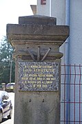 Petite plaque placée sur un muret.