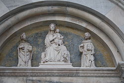 Lünette am Portal der Abtei von Viboldone in Mailand, Italien. Links ist Ambrosius von Mailand, in der Mitte Maria mit Jesuskind und rechts Johann von Meda.