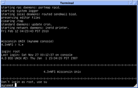 Simulation d'un écran de login BSD 4.3 sur VAX-11/780 (Université du Wisconsin) : on peut lire « 4.3 BSD UNIX » et « 4.3+NFS ».