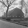 Boerderij, onder hoog, met riet gedekt wolfdak. Uitgebouwde zijkamer met puntgevel. Stal met gepotdekselde houten delen