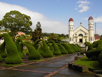 El parque Evangelista Blanco de Zarcero es famoso por sus topiarios y la iglesia de San Rafael.