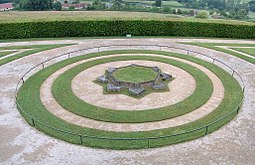 Parterre évoquant les fortifications de Vauban.