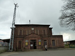 Hauptgebäude und Bahnhofsvorplatzanlage des Bahnhofs Ruhland
