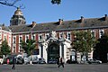 El antiguo cuartel general de los bomberos de la Región de Bruselas-Capital con su pórtico de entrada. Al fondo, el Palacio de Justicia de Bruselas.