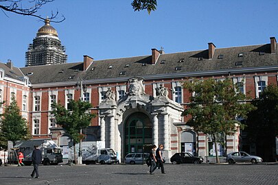 The former fire station of the Brussels Fire Department with its portico entrance. In the background is the Palace of Justice.