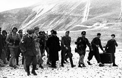 Bundesarchiv Bild 101I-567-1503A-07, Gran Sasso, Mussolini mit deutschen Fallschirmjägern.jpg