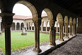 Le cloître ; au centre, pilier des quatre évangélistes