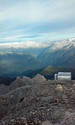 Die Biwakschachtel mit Blick auf das Val di Genova und die Adamellogruppe