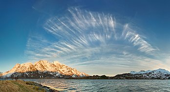 Formação de nuvens Cirrus fibratus no céu sobre Austnesfjorde, visto das ilhas Lofoten, Noruega. (definição 5 560 × 3 010)