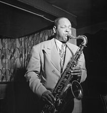 Coleman Hawkins en klubejo Spotlite Club, proks. septembron de 1947. Foto de William P. Gottlieb.