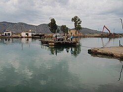 Le bac à traille sur le canal de Vivari (en).