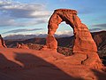 Ocaso en Arco Delicado en Arcos Parque Nacional en Utah