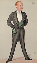 Мужчина со светлыми волосами и усами, одетый в элегантный смокинг с белым галстуком, изобилующий зеленым поясом под курткой.