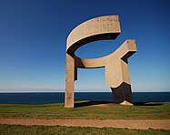 Elogio del Horizonte, formigó (1989), una escultura contemporània monumental d'Eduardo Chillida, a Gijon, Astúries