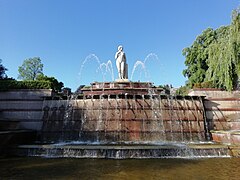 Fontaine et sculpture Ève.