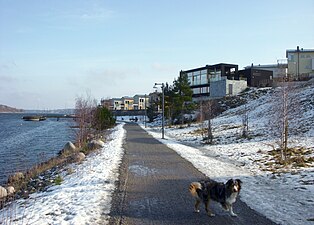 Strandpromenaden vid den norra delen av Gåshaga bostadsområde mot Hustegafjärden.