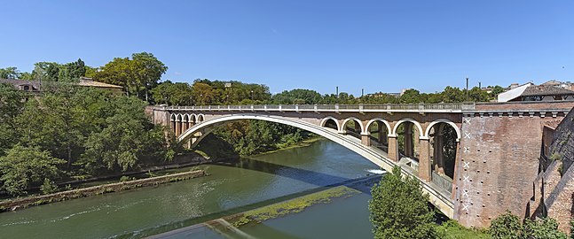 L'entrée par le pont routier Saint Michel sur le Tarn